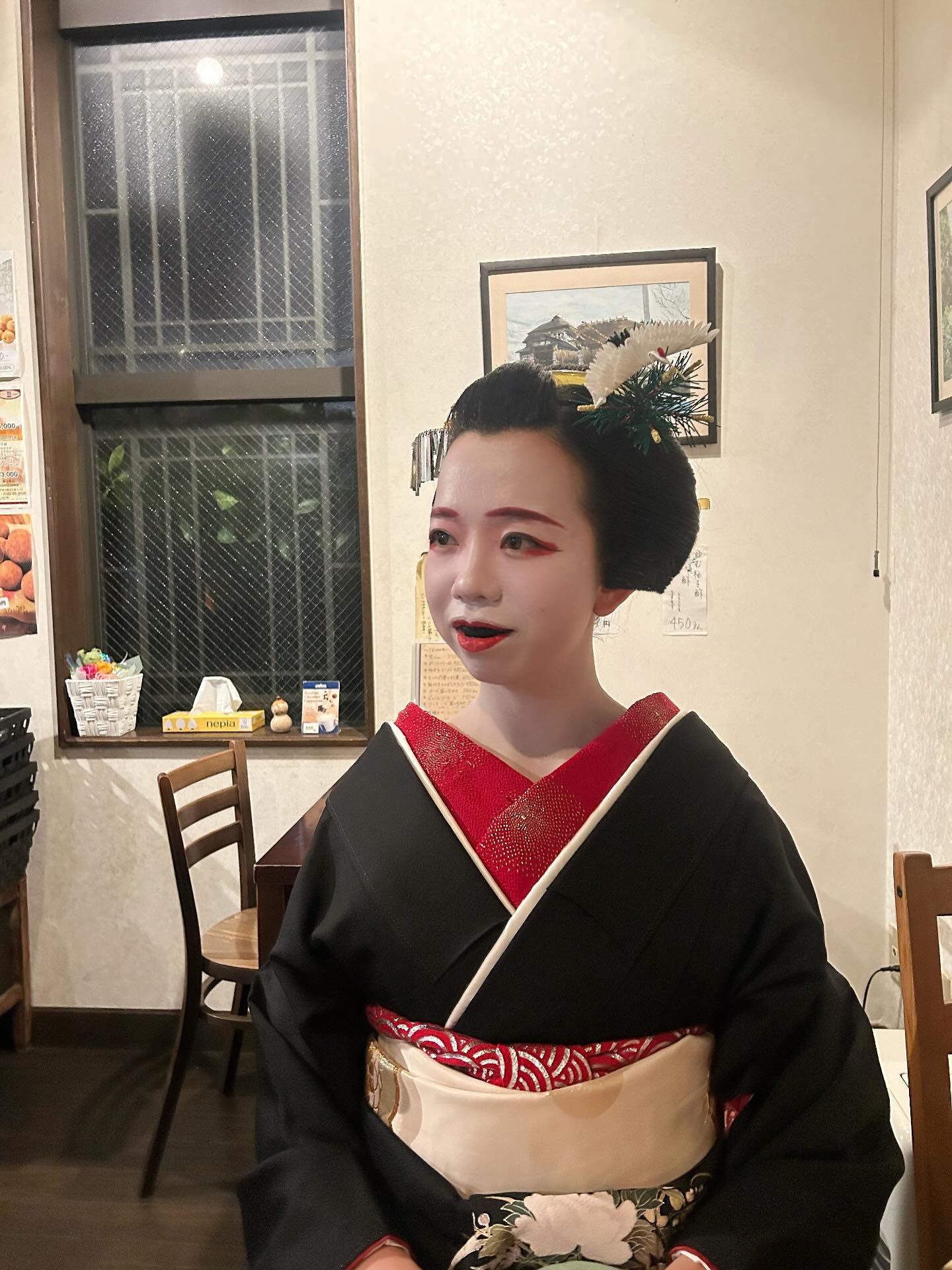 因為從舞妓變成藝妓是一生只有一次的儀式，當然要特別慎重的對待，從服裝到髮飾、髮型，甚至是在宴席跳的曲子，都會跟平時不一樣。

但其中我覺得最特別的還是「お歯黒」，顧名思義，就是像照片中的我這樣把牙齒塗成黑色，因為不太符合現代的審美，現在大概只會在很考究的時代劇中看到😌

因為這週開始做這種特殊的裝扮，宴席的老客人看到馬上說「哇！這個現在很少見了欸！」，也有其他東京的客人沒看過，所以嚇了一跳呢。

但其實這個習俗的歷史非常久遠，可以追朔到平安時期之前，在「源氏物語」裡也有提到，也有一個說法是，以前的人認為這樣即使張開嘴巴也會看不到牙齒，所以臉看起來會更柔和，現在的舞妓拍照不太常張嘴笑或許也是因為這個關係。

到了江戶時代，變成已婚女性的其中一個象徵，在結婚典禮時也會看到，東北地區一直到昭和都還有這種習俗存在。

而比較嚴格的花街，藝妓們是不能結婚的，下定決心成為一名藝妓，就代表從此以後，將獨自一人和這身技藝一起共度此生。

把牙齒塗黑，就像是代替了結婚儀式一樣。

不論是以前還是現在，我想，那些即將成為藝妓的姊姊們，把牙齒染黑的瞬間，內心一定和我一樣百感交集吧。