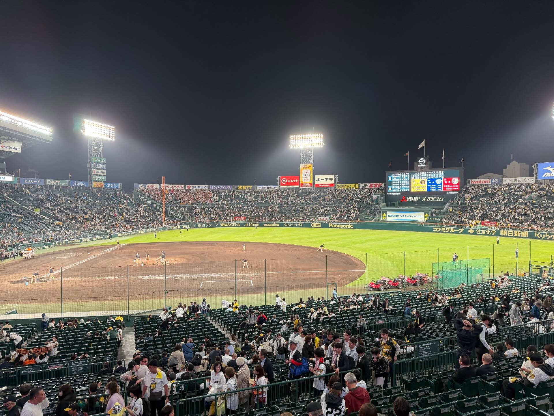 【雨で観れなかった方へ☔】

今日の甲子園の巨人戦、
残念ながら中止ですね😢

遠方から来られてた方や、
「今日しかなかったのに…」って方、
絶対いると思ってます🥲

当方ただのアホなことばかりしてしまう
年間席持ちですが🙋‍♂️
明日の試合、
1名ほど、私の隣になりますが
ご招待させていただきます😉

⭐️メリット
・無料(アイビーのバックネット寄り)

⭐️デメリット
・一緒に観戦

条件は2つだけ🙇‍♂️
「今日観るはずだったのに観れなかった方、できれば遠方から来た方」
「QRですが、念のため現地で合流」

このような状況でよろしければDMください🙇‍♂️
変なビジネスも宗教もありません😂
ただの野球好きです😉