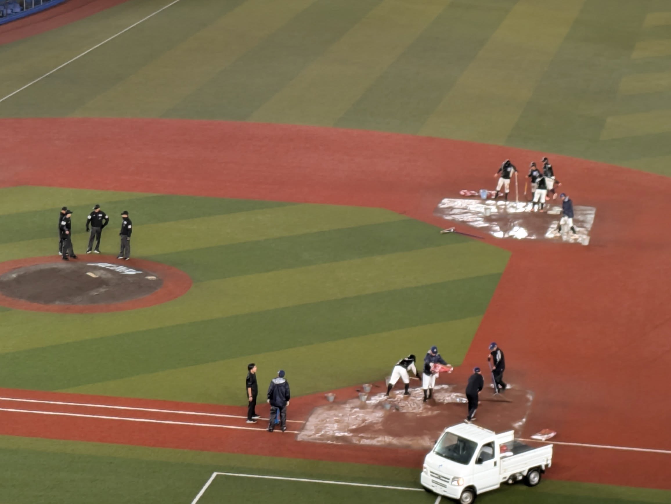 屋外球場のことを欠陥球場と呼ばわりする人がいるらしいけど、野球は本来は外でやるスポーツです。メジャーではメトロドーム、アストロドームを取り壊して屋外球場にしました。
私はZOZOマリン、神宮球場、ハマスタのような屋外球場のほうが好きです。ナイターの雰囲気が強く出て高揚感があるからね。
雨にうたれての観戦も楽しいよ🌧️