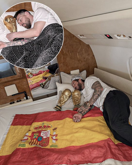 Sergio Ramos recreated Messi’s iconic picture with the World Cup trophy … but this time with TWO trophies