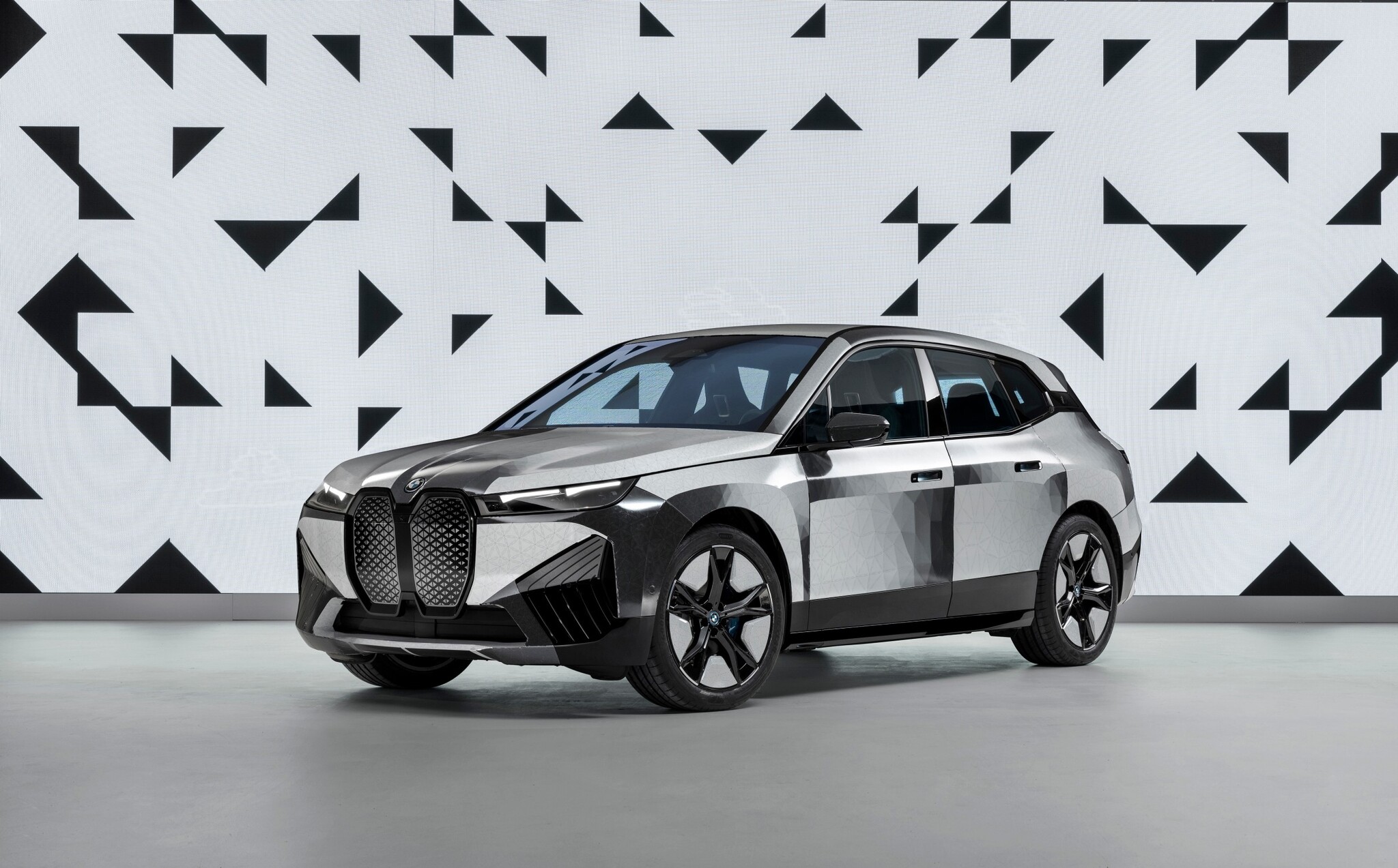  BMW 聯手元太打造 iX Flow 概念車，車體表面黑白變幻運用什麼黑科技？
