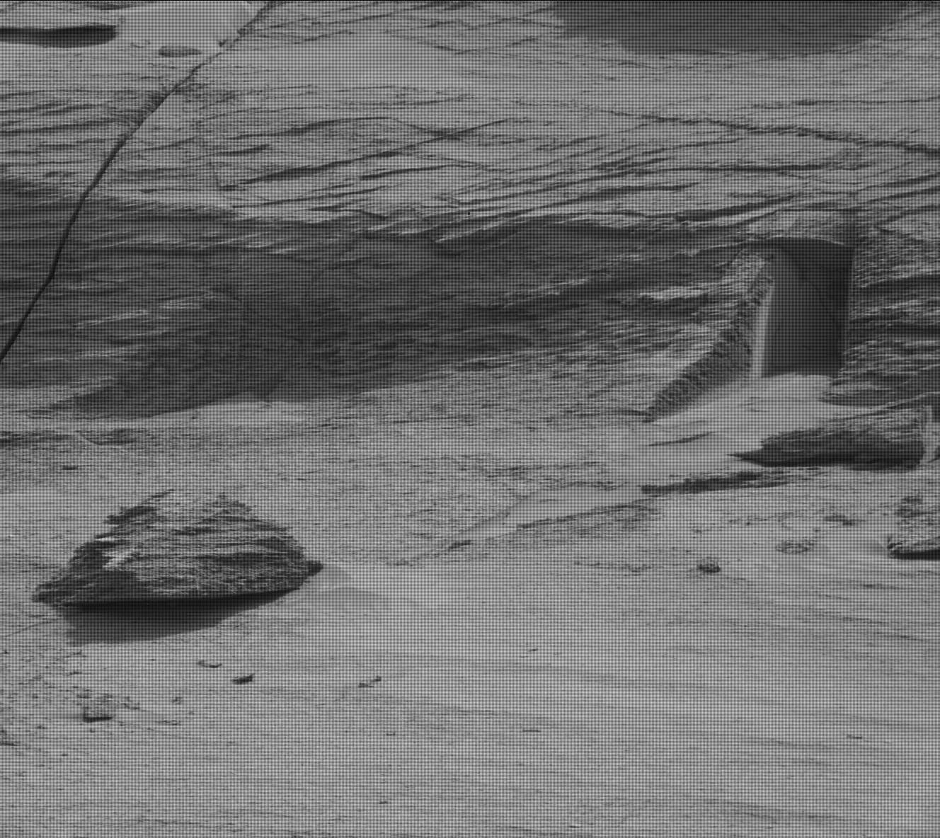 抓到了！火星人基地的大門？好奇號最新照片 Twitter 熱議中！