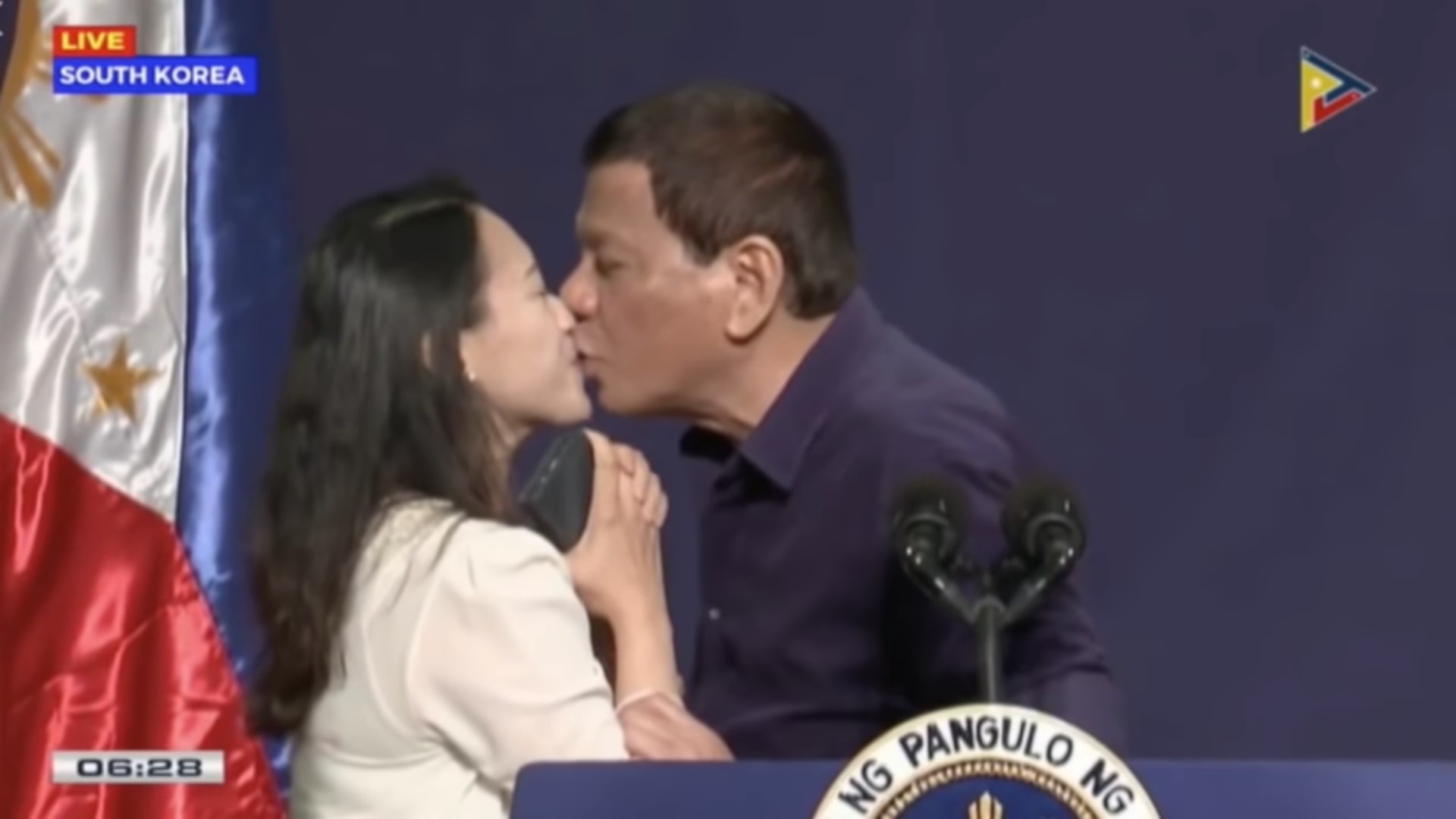 「讓我親一個」 菲律賓總統南韓吻支持者遭批